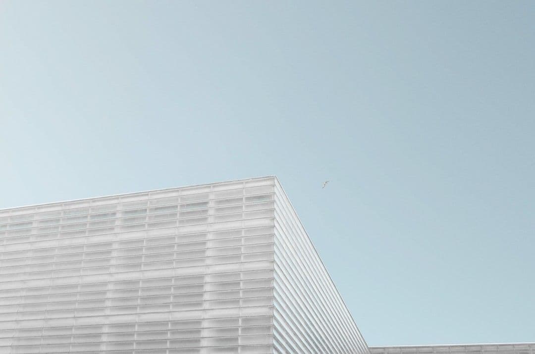 grey concrete building under clear blue sky — Photo Jorge Mallo / Unsplash