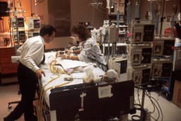 A doctor and a nurse treating a child in an Intensive Care Unit (ICU). Pediatric, childhood, AYA. — Photo National Cancer Institute / Unsplash