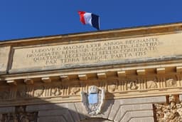 Pediment of the Montpellier triumphal arch, Montpellier (2k23) — Photo Nathan Cima / Unsplash