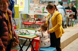 Woman and child are playing a game outdoors. — Photo Zhen Yao / Unsplash