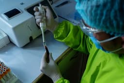 Medical worker working in a laboratory — Photo Prasesh Shiwakoti (Lomash) / Unsplash