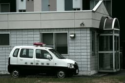 white and black volkswagen t-2 parked beside white concrete building during daytime — Photo taichi nakamura / Unsplash