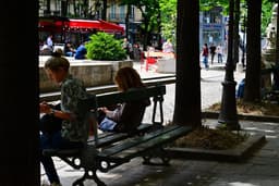 A couple of people sitting on a bench — Photo Amin Zabardast / Unsplash