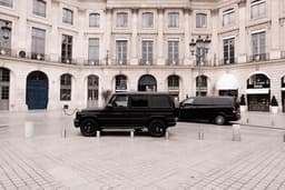 a black truck parked in front of a large building — Photo Romain Girot / Unsplash