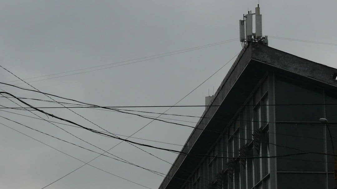 gray concrete building under gray sky — Photo Maks Key / Unsplash