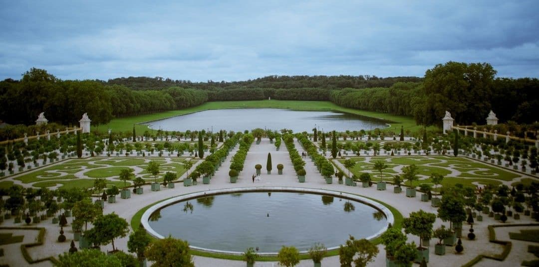 A large garden with a pond surrounded by trees — Photo Bo Zhang / Unsplash