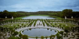 A large garden with a pond surrounded by trees — Photo Bo Zhang / Unsplash