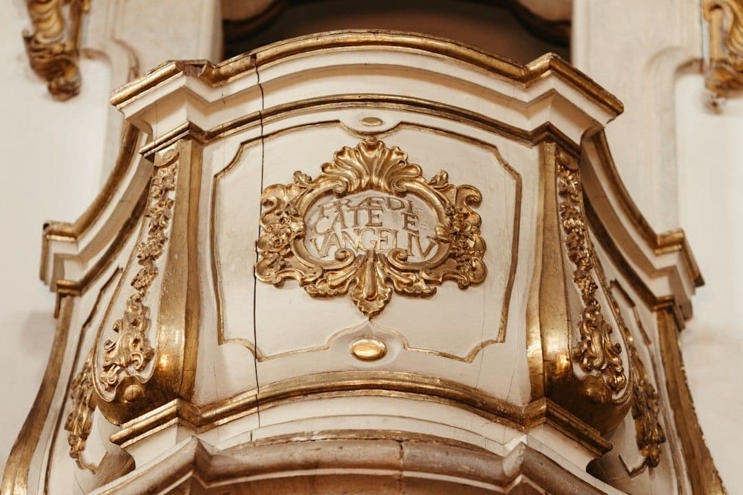 a close up of a clock on a building — Photo Jonathan Borba / Unsplash